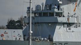 Los miembros de la tripulación (arriba a la derecha) revisan el equipo en el puente del HMS Dragon, un destructor de defensa aérea de la clase Daring Tipo 45 de la Marina Real Británica.