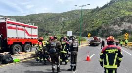Los Bomberos de Quito rescataron el cuerpo de una persona atrapado en el interior de un vehículo, este martes 10 de marzo de 2026.