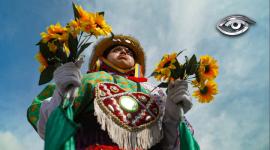 En las fiestas de Zámbiza hay personajes que nunca faltan: el mono, la loa y los huacos. Con sus bailes mantienen viva una tradición que nació mucho antes de la llegada de los españoles. Trajes llenos de significado, pasos que se repiten desde hace siglos y que siguen pasando, orgullosamente, de generación en generación.
