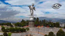 Sobre la cima de El Panecillo, una figura vigila la ciudad desde hace más de medio siglo: la imponente Virgen del Panecillo. Hecha con más de siete mil piezas de aluminio, es la escultura de este material más alta del mundo. Su historia mezcla fe, leyenda y un enorme reto de ingeniería.