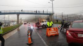 Por un deslizamiento de tierra se registra un cierre en la av. Simón Bolivar, este martes 10 de marzo de 2026.