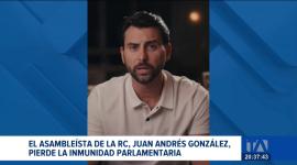 Mientras el pleno se divide por la situación jurídica del legislador de la Revolución Ciudadana, el proyecto de ley propuesto por ADN avanza en su primer debate. Un reportaje de Ericka Vera