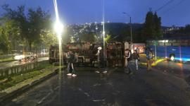 Un camión se volcó en la avenida Simón Bolívar y Autopista General Rumiñahui.