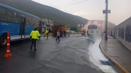 Un bus de pasajeros se incendió sobre la vía en el sector de la Mitad del Mundo.