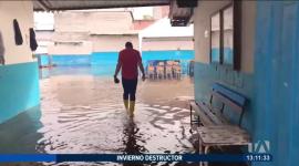 El Ministerio de Educación destina 800 mil dólares para reparaciones urgentes, mientras varias instituciones funcionan como albergues para los damnificados. Un reportaje de Lucía Clavijo