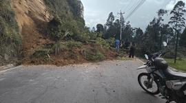 Deslizamiennto de tierra en la antigua vía a Nayón en Quito