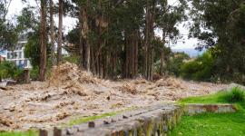 El río Yanuncay se desbordó en Cuenca, este jueves 12 de marzo de 2026.