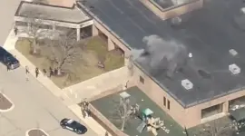 Una vista aérea muestra humo elevándose del techo del recinto religioso, con camiones de bomberos y personal de emergencia visibles en el lugar