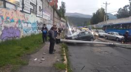 Dos vehículos chocaron en la entrada a La Roldós y colapsaron el tráfico en la vía.