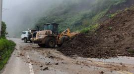 En la vía E35, tramo Riobamba - Chunchi, se ejecutaron labores de limpieza de derrumbes en el sector Llarucún.