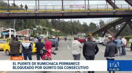 Transportistas colombianos mantienen cerrada la frontera, exigen diálogo binacional y la derogación de aranceles impuestos por Ecuador. Un reportaje de Lucía Clavijo