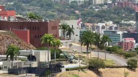 La Embajada de EE.UU. en Venezuela iza la bandera de su país por primera vez en siete años