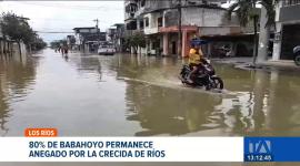 La capital de Los Ríos enfrenta una crisis sin precedentes; el servicio de agua potable está totalmente suspendido y los niveles del río no descienden. Un reportaje de Marlon Ayala