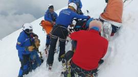 Técnicos de diferentes instituciones participan en el rescate de personas atrapadas por la avalancha en el volcán Cotopaxi, el 16 de marzo de 2025.