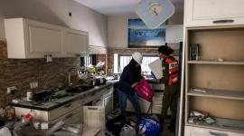 Personal de la fuerza de seguridad de Israel inspecciona un edificio dañado por un proyectil iraní.