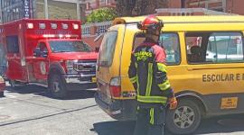 Un vehículo y una furgoneta escolar se chocaron en el centro de Quito, este lunes 16 de marzo de 2026.