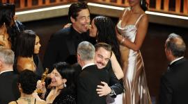 Leonardo DiCaprio (centro izquierda) y Paul Thomas Anderson (centro derecha) celebran con el elenco y el equipo en el escenario tras ganar el Oscar a la Mejor Película por "One Battle After Another" durante la 98.ª ceremonia anual de los Premios Óscar en el Dolby Theatre de Los Ángeles, California, EE. UU., el 15 de marzo de 2026.