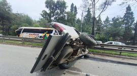 Dos vehículos chocaron en la vía Cuenca Azogues, este martes 17 de marzo.