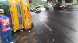 Una motocicleta quedó bajo una volqueta tras un siniestro en la av. Simón Bolívar