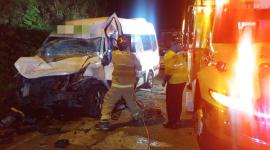 Un vehículo liviano y una buseta chocaron en la vía Cuenca - Molleturo