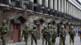 Soldados ecuatorianos patrullan por una calle efrente al Palacio de Crondelet en Quito