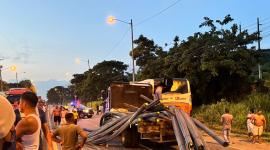 Un choque entre un bus de pasajeros y un camión con varillas dejó varios heridos.