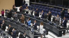 Un grupo de diputados reacciona durante una sesión plenaria este martes, en San Salvador