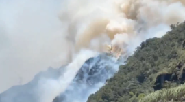Incendio de gran magnitud en cerro del sector Cascadas Puertas del Cielo, en Baños