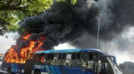 Un bus de la metrovía que circulaba en el sentido centro-norte se incendió en Guayaquil.