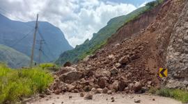 La vía Cuenca - Girón - Pasaje fue bloqueada por un derrumbe en el kilómetro 100.