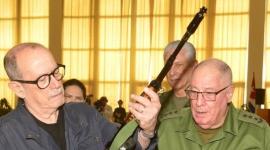El cantante Silvio Rodríguez recibió un fusil Kalashnikov por parte del Gobierno cubano