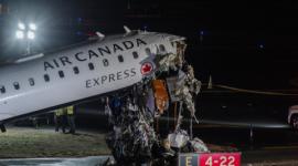 Un avión de Air Canadá Express chocó con un camión de bomberos.