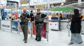 Agentes del Servicio de Inmigración y Control de Aduanas (ICE) patrullan la Terminal 1 del Aeropuerto Internacional John F. Kennedy en Nueva York, 23 de marzo de 2026.