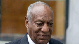 El actor Bill Cosby a la salida de una corte en Estados Unidos, en un juicio por violación en su contra, en febrero de 2026.