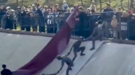 El gesto de formar una cadena humana refleja cómo la empatía puede movilizar a las personas incluso en situaciones de riesgo.