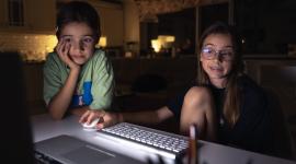 El acceso a internet permite a adolescentes a acceder a páginas de pornografía.