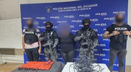 Una mujer fue detenida por tener en su poder más de 40 explosivos al interior de un centro comercial.