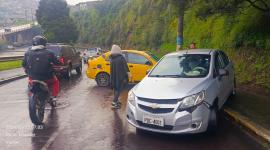 Dos vehículos livianos colisionaron la mañana de este miércoles 25 de marzo de 2026 en el sector de La Napo, en el sur de Quito.