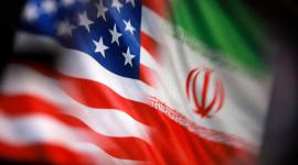 En esta ilustración, tomada el 23 de marzo de 2026, se aprecian las banderas de Estados Unidos e Irán.