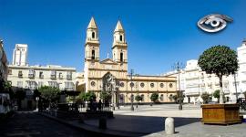 Un recorrido que pasa por ciudades como Sevilla y Málaga, cuna de Pablo Picasso, y llega a pueblos como Benamahoma, donde una antigua fiesta hoy une a la comunidad. Sabores del mar, música en las calles y la Alhambra, una de sus grandes joyas. Un viaje por el sur de España.