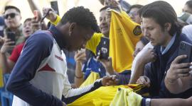 El jugador de la selección de Ecuador Gonzalo Plata, firma autógrafos a la llegada al entrenamiento en el Estadio Municipal de Butarque en Leganés (Madrid).