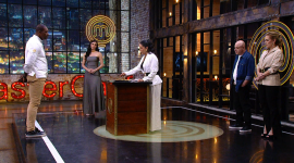 Beber Espinoza pasa al atril para presentar su plato