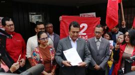 Militantes de Unidad Popular en un plantón afuera del Consejo Nacional Electoral