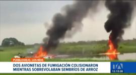 El accidente ocurrió mientras las aeronaves realizaban labores de fumigación en arrozales; una de las avionetas terminó incinerada tras el impacto.