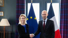 Una fotografía facilitada por el G7 muestra al ministro de Asuntos Exteriores francés, Jean-Noël Barrot, junto a la Alta Representante de la Unión Europea para Asuntos Exteriores y Política de Seguridad, Kaja Kallas, en la Reunión de Ministros de Asuntos Exteriores del G7 en Cernay-la-Ville, cerca de París, Francia.