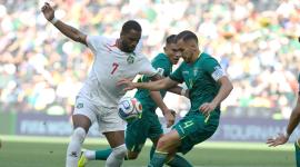Luis Haquin (d) de Bolivia disputa el balón con Gyrano Kerk de Surinam este jueves, en un partido de repechaje para la Copa Mundial 2026 entre Bolivia y Surinam en el estadio BBVA en Guadalupe (México). EFE/ Miguel Sierra