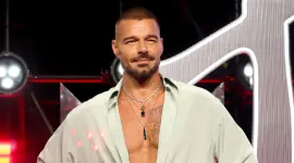 Tres generaciones de la música latina se encuentran en una sola imagen que mezcla pop, cumbia y nostalgia.