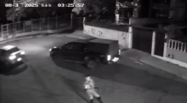 Videos difundidos en redes sociales muestran a un policía disparando a un joven conductor.