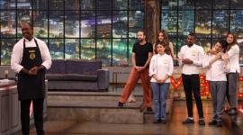 Beber se despide de las cocinas de MasterChef Celebrity Ecuador en medio de cariño, lagrimas y aplausos.