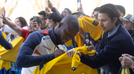 El delantero de Ecuador, Enner Valencia, firma autógrafos a los hinchas.